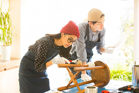 手工艺家庭自制创建享受diy的男人和女人图片