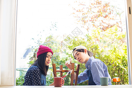 彩绘制作学生享受diy的男人和女人图片