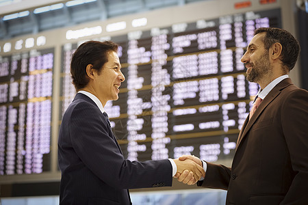 亚洲人外国人雇员一位欢迎人们到机场的商人图片