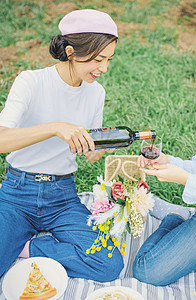 坐下日式便当葡萄酒野餐女朋友图片