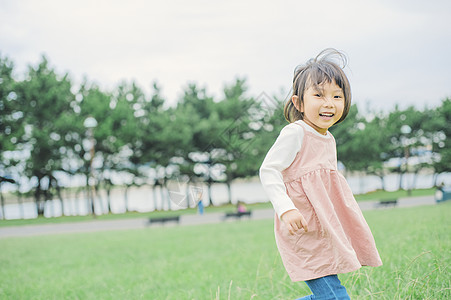 小女孩奔跑微笑跑步放松公园儿童女孩背景