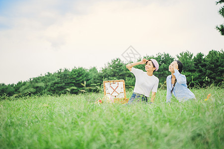 享受愉快便当野餐女朋友图片