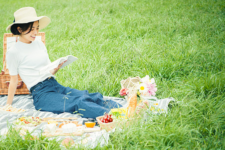 书本坐下饮食野餐女士高清图片
