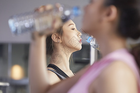 在健身房锻炼的女性图片