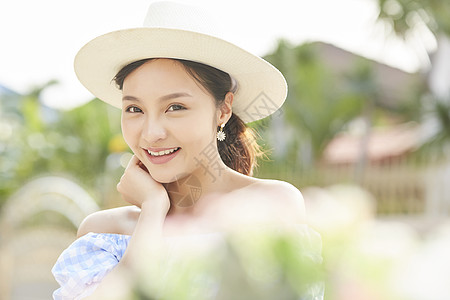 度假村戴着草帽开心的年轻女子图片