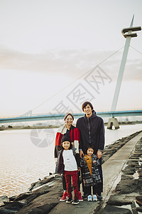 湖边散步的一家人图片