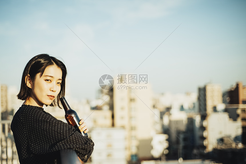 日本人二十几岁城市风光女屋顶生活方式图片