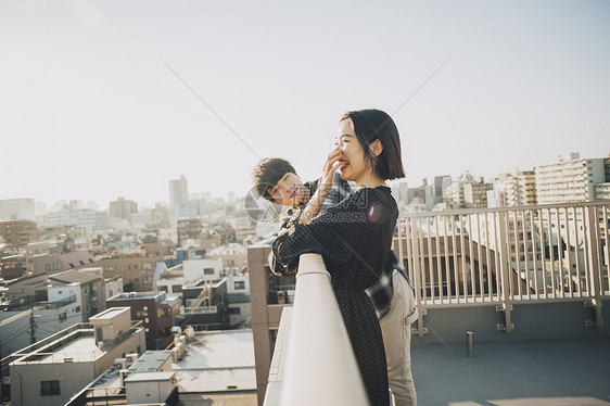 女上半身一起生活夫妇屋顶生活方式图片