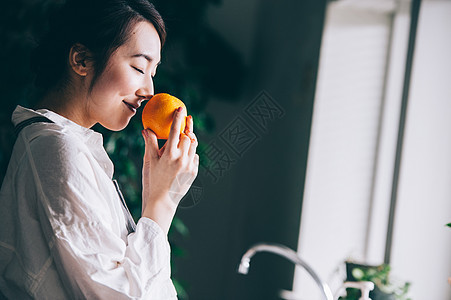 打扫厨房的女人图片