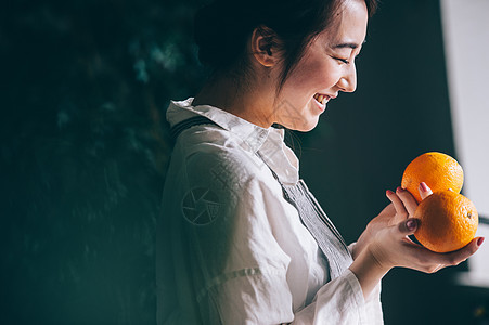 在厨房准备美食的女人图片