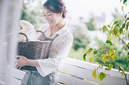 女人做家务图片