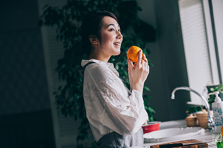 准备美食的居家女人图片