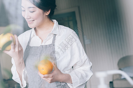 孤独的女士带来女生活美食图片