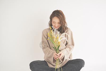 女孩皮肤交叉的双腿美丽的女人肖像图片