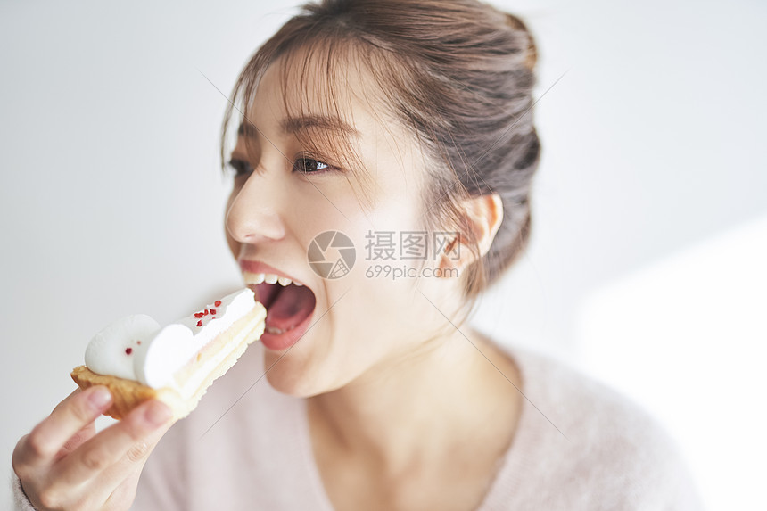 享受美食的女人图片