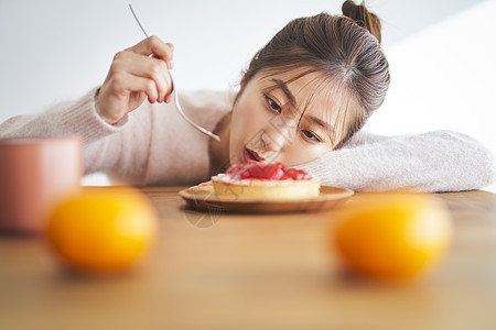 享受美食的女人图片