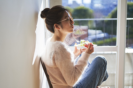 享受美食的女人图片