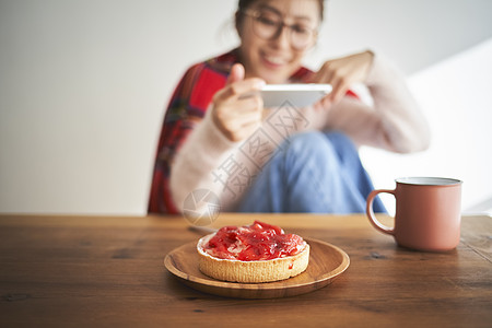 吃甜品拍照特写图片