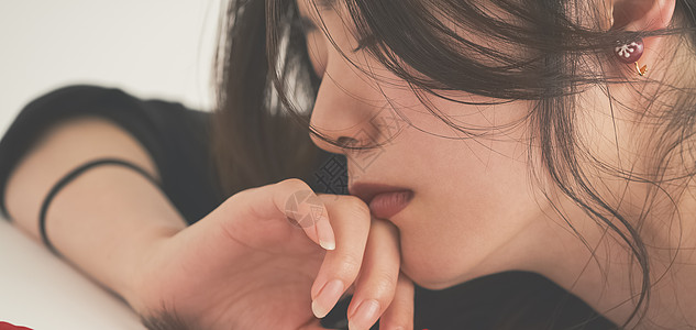 年轻素颜美丽的女人背景图片