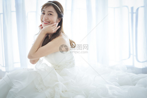 穿着婚纱的美丽新娘图片