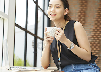 户内商务女性喝咖啡高清图片