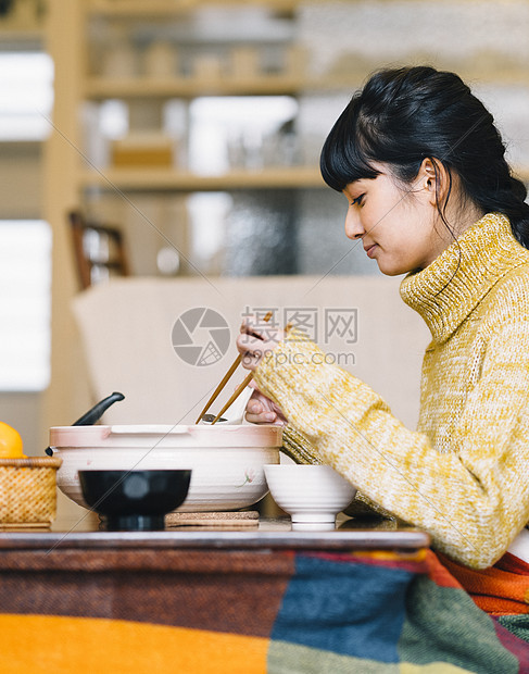 居家烹饪的女子图片