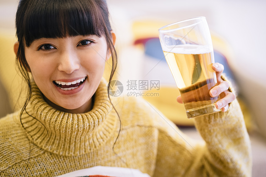 女子吃饭喝啤酒图片