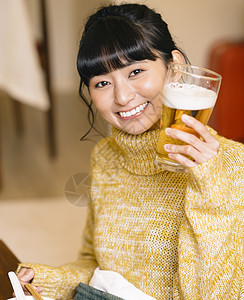 女子吃饭喝啤酒图片
