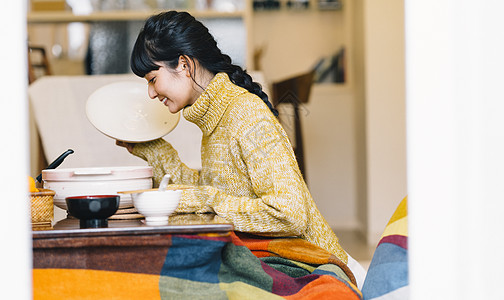 可爱女人一人食火锅高清图片