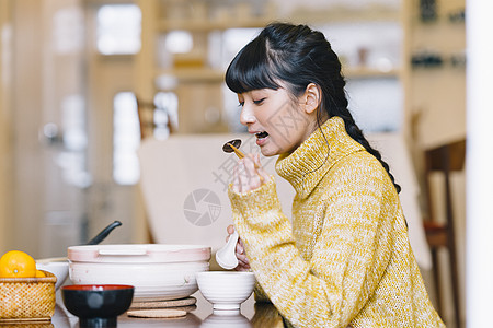 居家女孩吃火锅图片