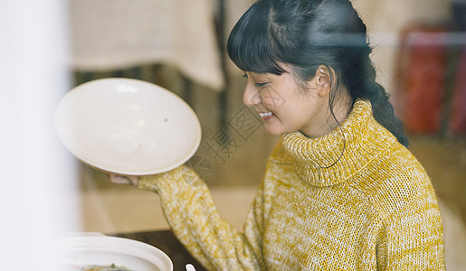 居家女孩吃火锅图片