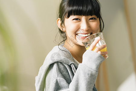 居家女子的生活方式图片