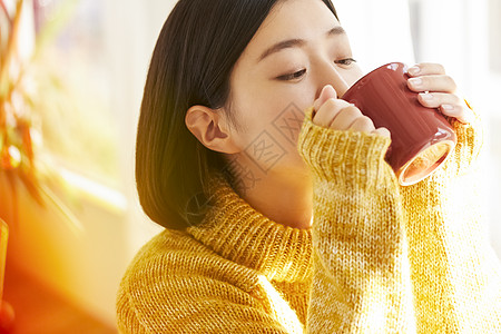 集成房屋穿着毛衣喝咖啡的女孩背景