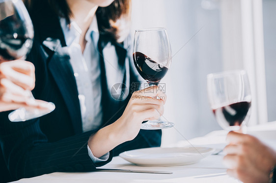 经理和新员工在餐厅喝葡萄酒图片