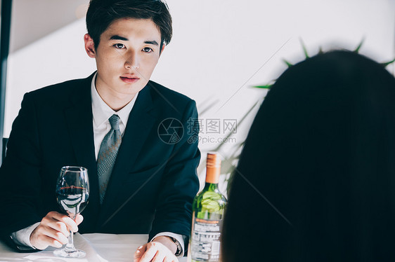 二十几岁白领丽人正式得到一杯酒的新的新兵人在餐馆图片