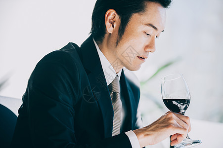 男子职员领带拿着一杯酒的上司人在餐馆图片