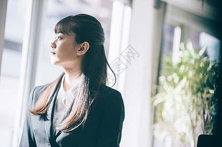 白领丽人支持窗口的新的新兵妇女背景