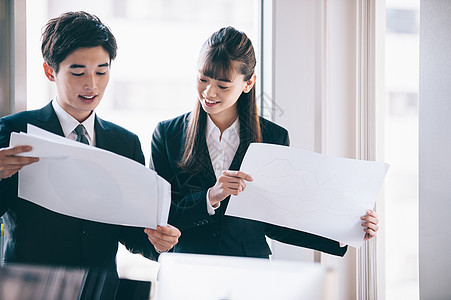 公司里女士们年轻女子新兵的男和女比较彼此的材料图片