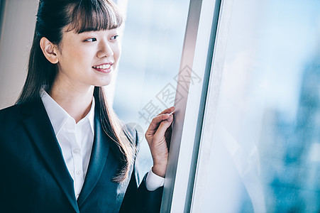 办公室里的白领女性图片