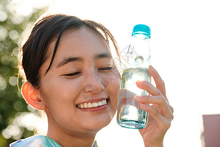 一家人喝水穿浴衣的女人喝水背景