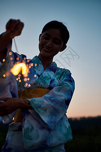 身着浴衣人类仲夏妇女夏天yukata烟花背景图片