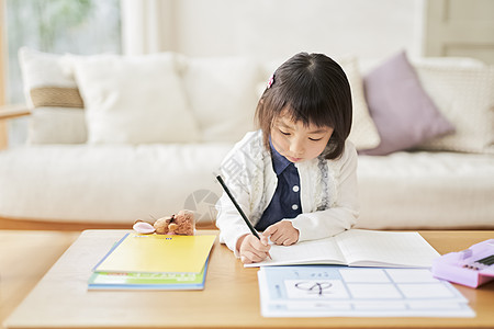 幼儿园的孩子挑战小学一年级学生女孩儿童生活方式学习高清图片