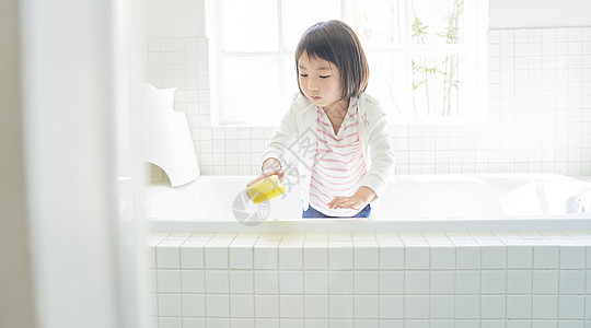 广泛的人类早晨儿童女孩生活方式家务洗涤高清图片素材