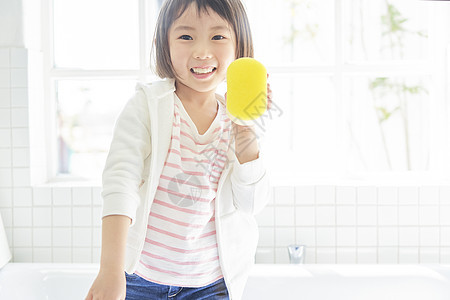 亚洲浴室明亮儿童女孩生活方式家务助理高清图片素材
