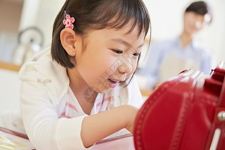 孩子客厅准备工作儿童女孩入场图片