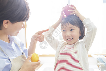 室内烹调父母和小孩父母和孩子的生活方式图片