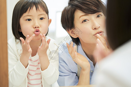 女孩儿童亲密父母和孩子的生活方式图片