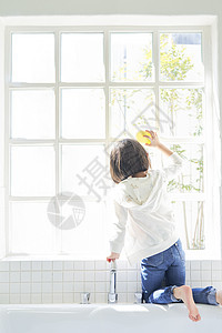 阳光浴房里的女孩浴缸高清图片素材