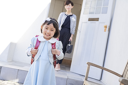 可爱小女孩上学图片