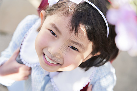 高角正式留白儿童女孩入场图片